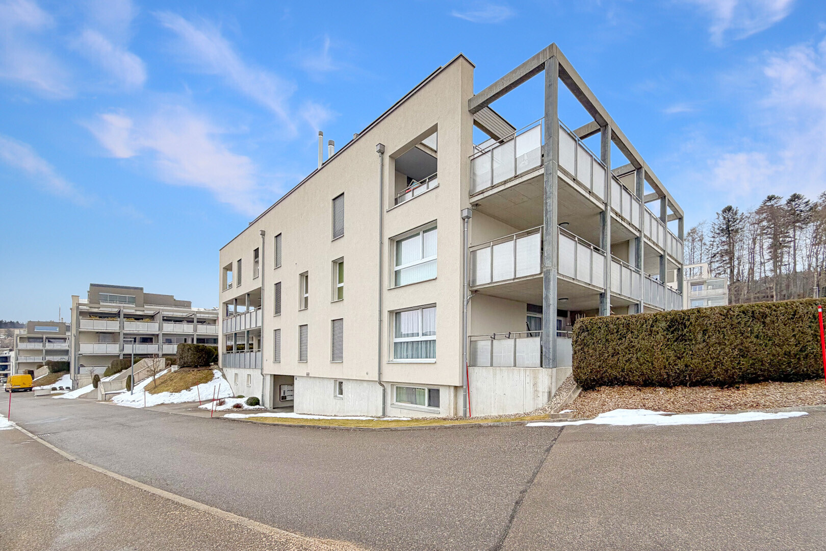 view of apartment building / complex