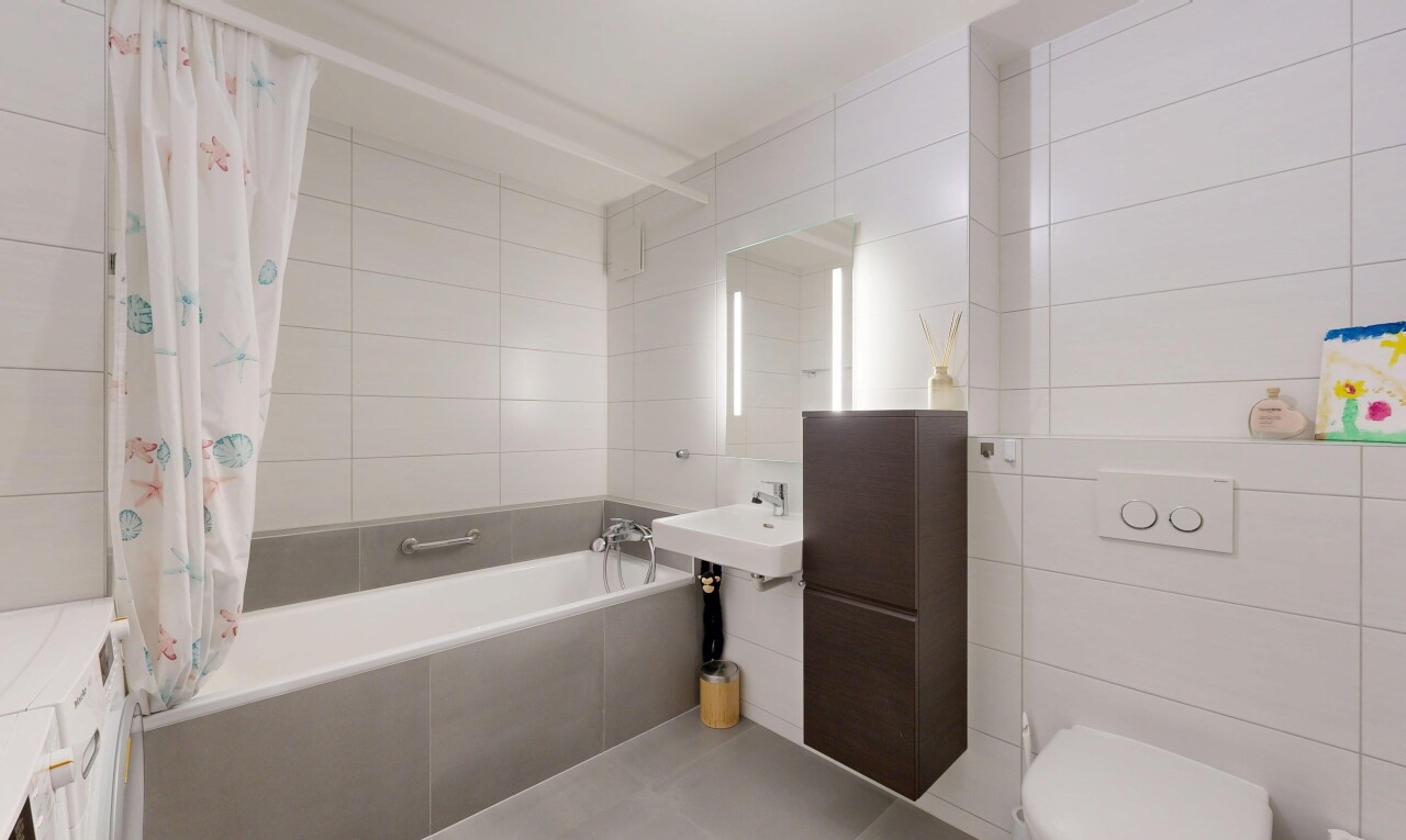 bathroom featuring tile walls and tiled shower / bath