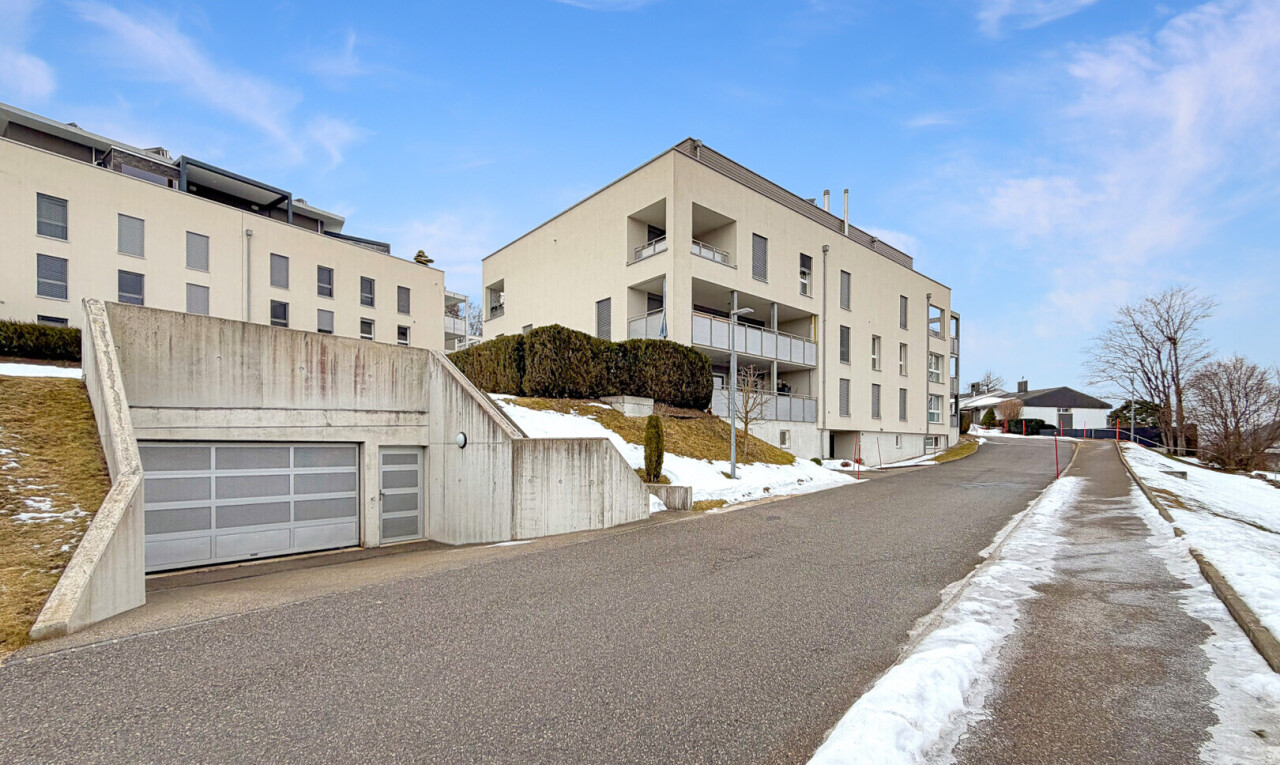view of apartment building / complex