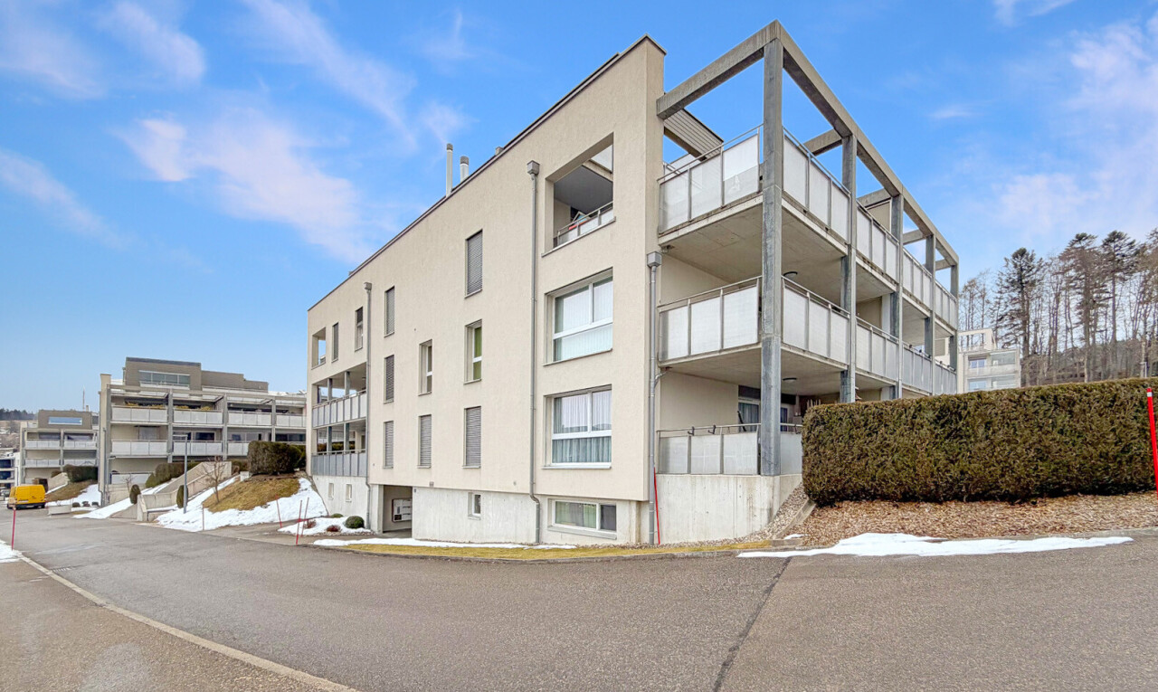 view of apartment building / complex