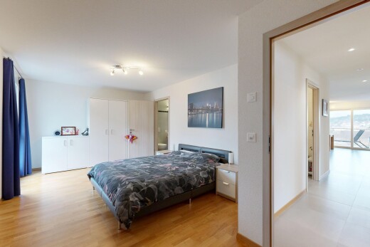 chambre avec inside property, cloison sèche, drywall, lumière naturelle, et natural light