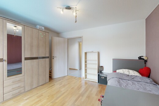 zimmer / schlafzimmer mit holzfußboden, wood finish floor, inside property, gipskartonwand, und drywall