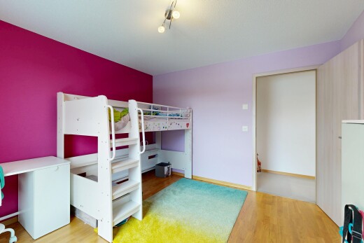 zimmer / schlafzimmer mit drywall, gipskartonwand, inside property, wood finish floor, und holzfußboden