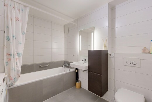 bad mit fliesenwand, tile wall, komplettes badezimmer, spiegel, und inside property