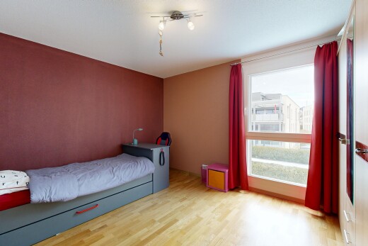 chambre avec sol en finition bois, wood finish floor, inside property, lumière naturelle, et natural light
