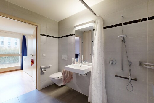 bad mit komplettes badezimmer, dusche, inside property, spiegel, und fliesenwand