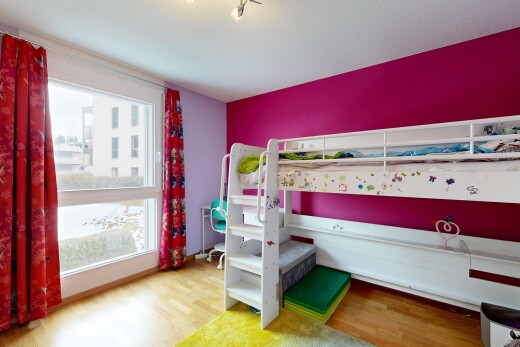 zimmer / schlafzimmer mit holzfußboden, wood finish floor, gipskartonwand, drywall, und inside property