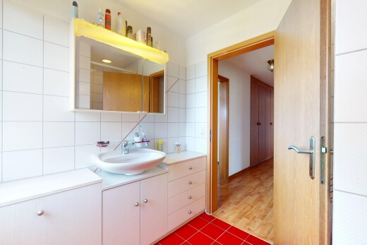 bad mit schminktisch, inside property, waschbecken, spiegel, und küchenrückwand beim herd