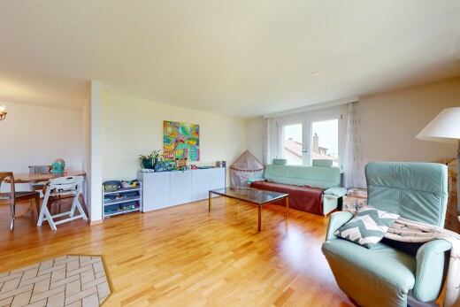 wohnzimmer mit natürliches licht, natural light, holzfußboden, wood finish floor, und gipskartonwand