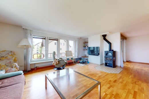 wohnzimmer mit fernseher, holzofen, holzfußboden, wood finish floor, und natürliches licht