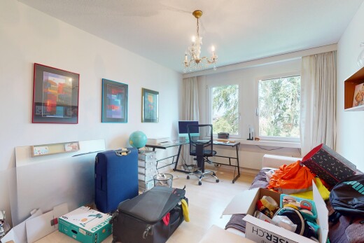 büro mit bemerkenswerter kronleuchter, gipskartonwand, drywall, bürobereich, und natürliches licht