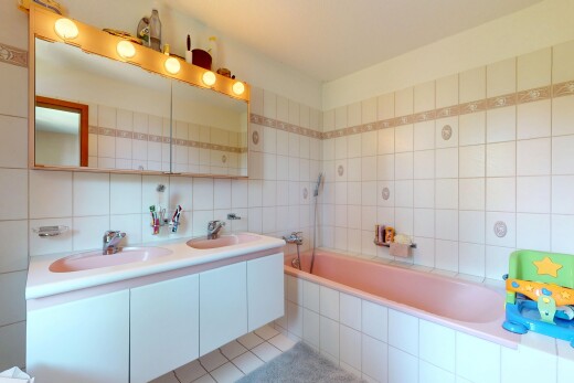 bad mit waschbecken, fliesenwand, tile wall, tile tub, und komplettes badezimmer