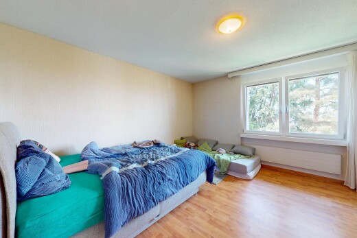 zimmer / schlafzimmer mit natürliches licht, natural light, holzfußboden, wood finish floor, und inside property