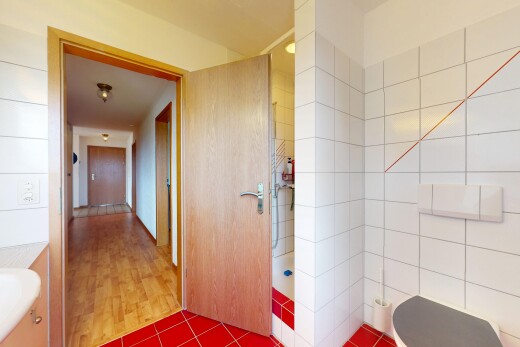 bad mit inside property, toilette, schminktisch, holzfußboden, und wood finish floor