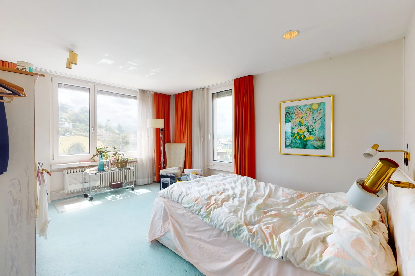 chambre avec moquette, radiateur, et lumière naturelle
