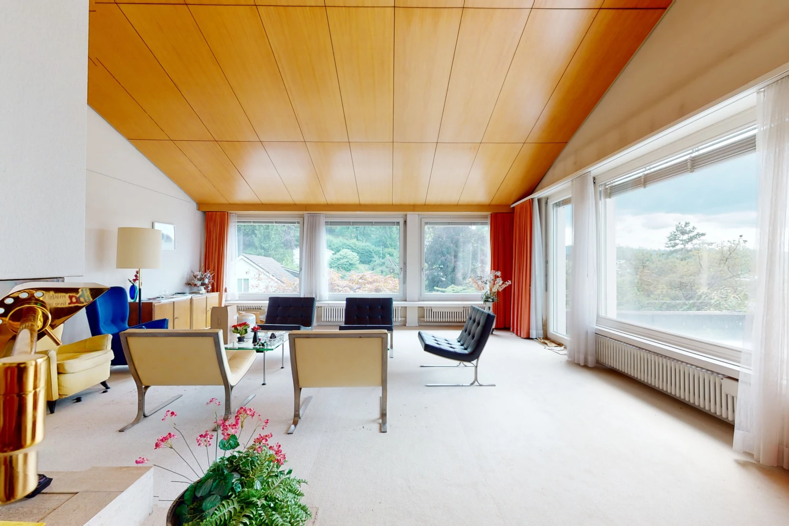 espace intérieur avec plafond voûté, lumière naturelle, moquette, radiateur, et plafond de bois