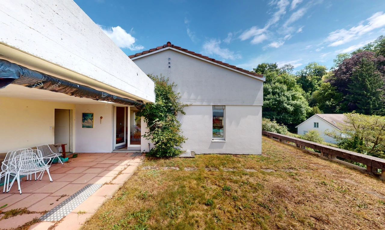 façade avec pelouse et patio