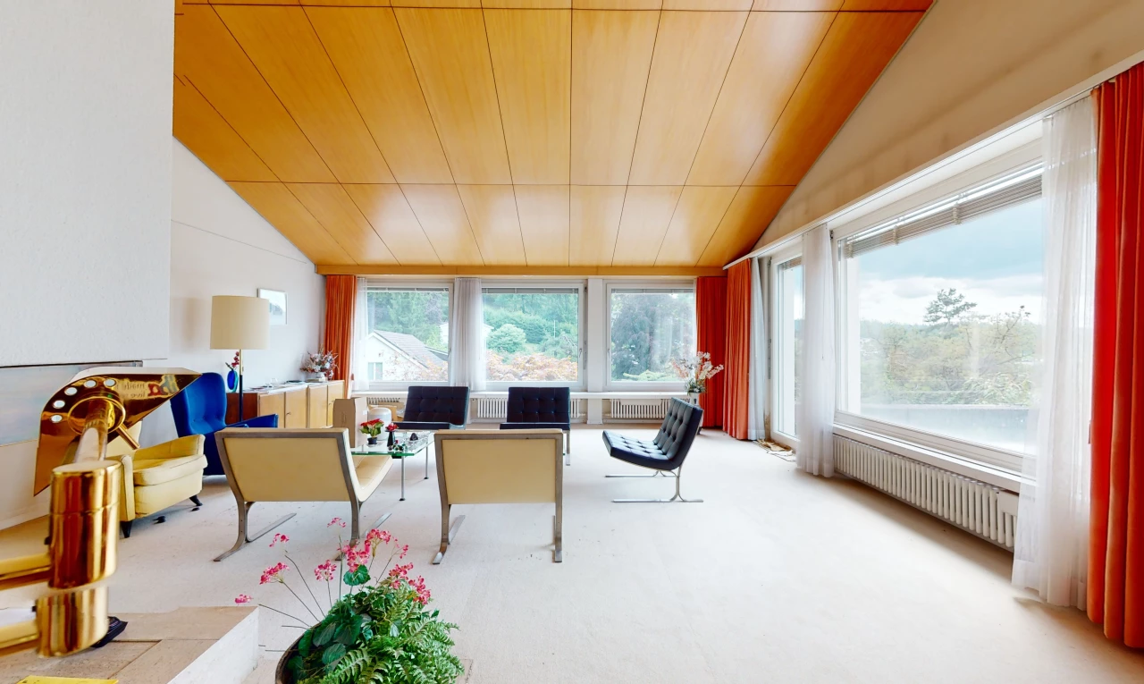 espace intérieur avec plafond voûté, lumière naturelle, moquette, radiateur, et plafond de bois