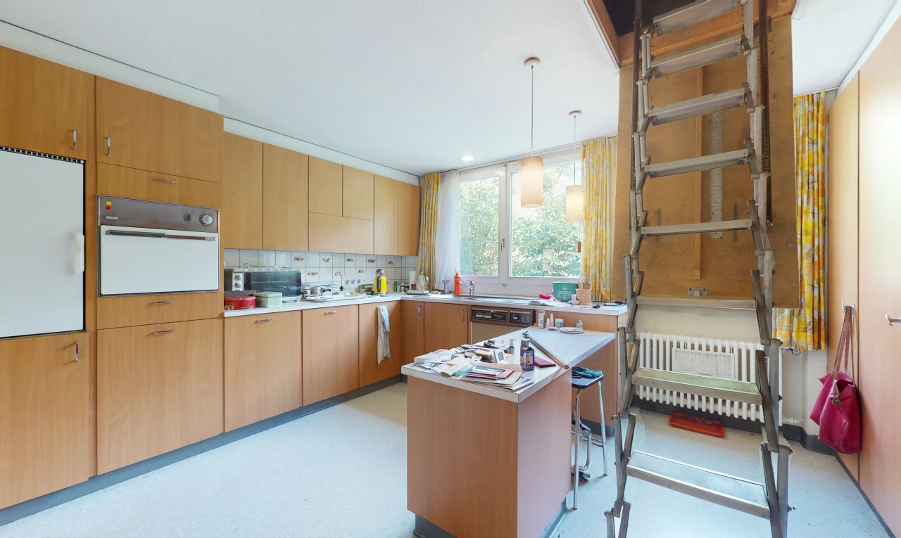 cuisine avec radiateur, crédence, four, micro-ondes, et lumière naturelle