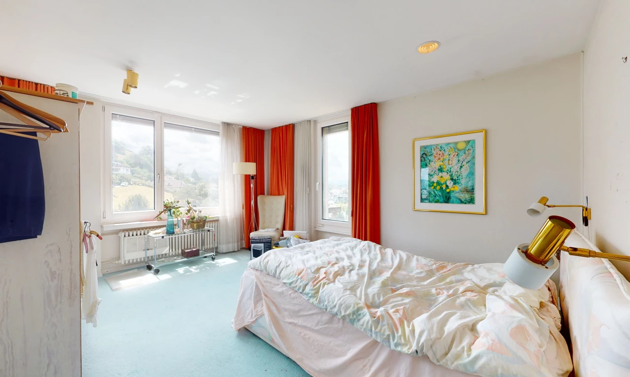 chambre avec moquette, radiateur, et lumière naturelle