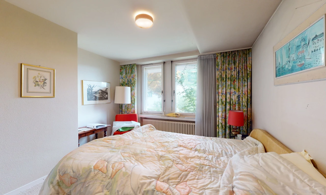 chambre avec radiateur et lumière naturelle