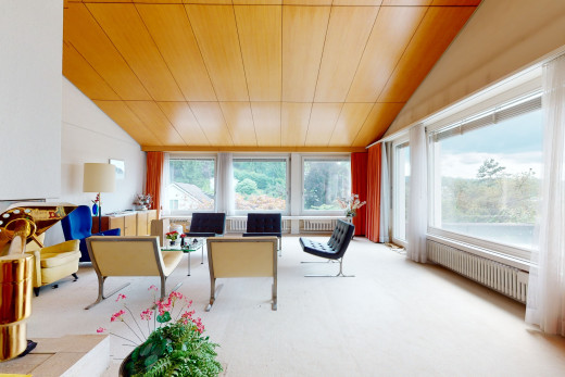 espace intérieur avec plafond voûté, lumière naturelle, moquette, radiateur, et plafond de bois