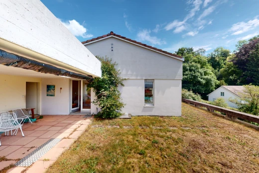 façade avec pelouse et patio