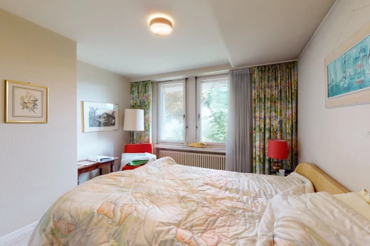 chambre avec radiateur et lumière naturelle
