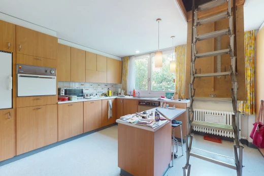 cuisine avec radiateur, crédence, four, micro-ondes, et lumière naturelle