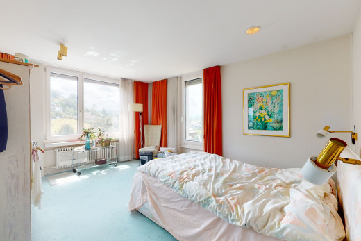 chambre avec moquette, radiateur, et lumière naturelle