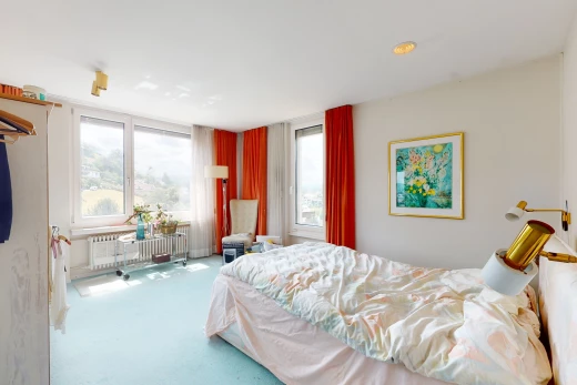 chambre avec moquette, radiateur, et lumière naturelle