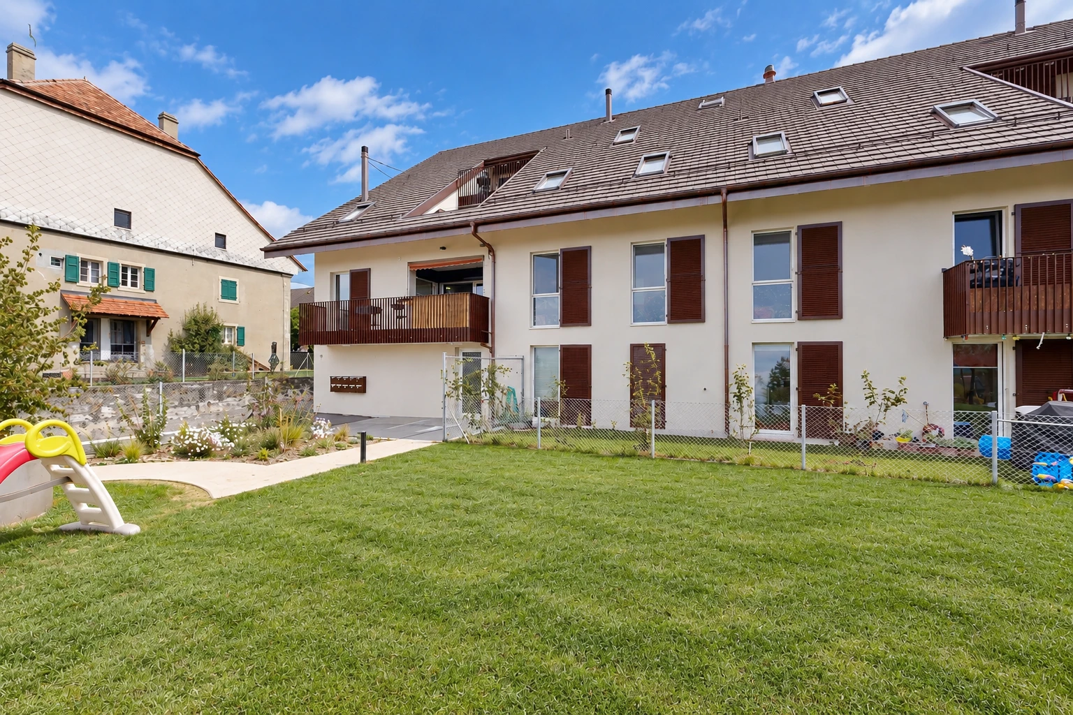 außenansicht mit balkon, zaun, rasen, day time, und property visible