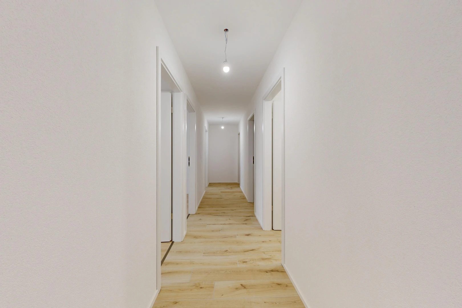 halle / korridor mit pendelleuchte, light floor, wood finish floor, holzfußboden, und drywall