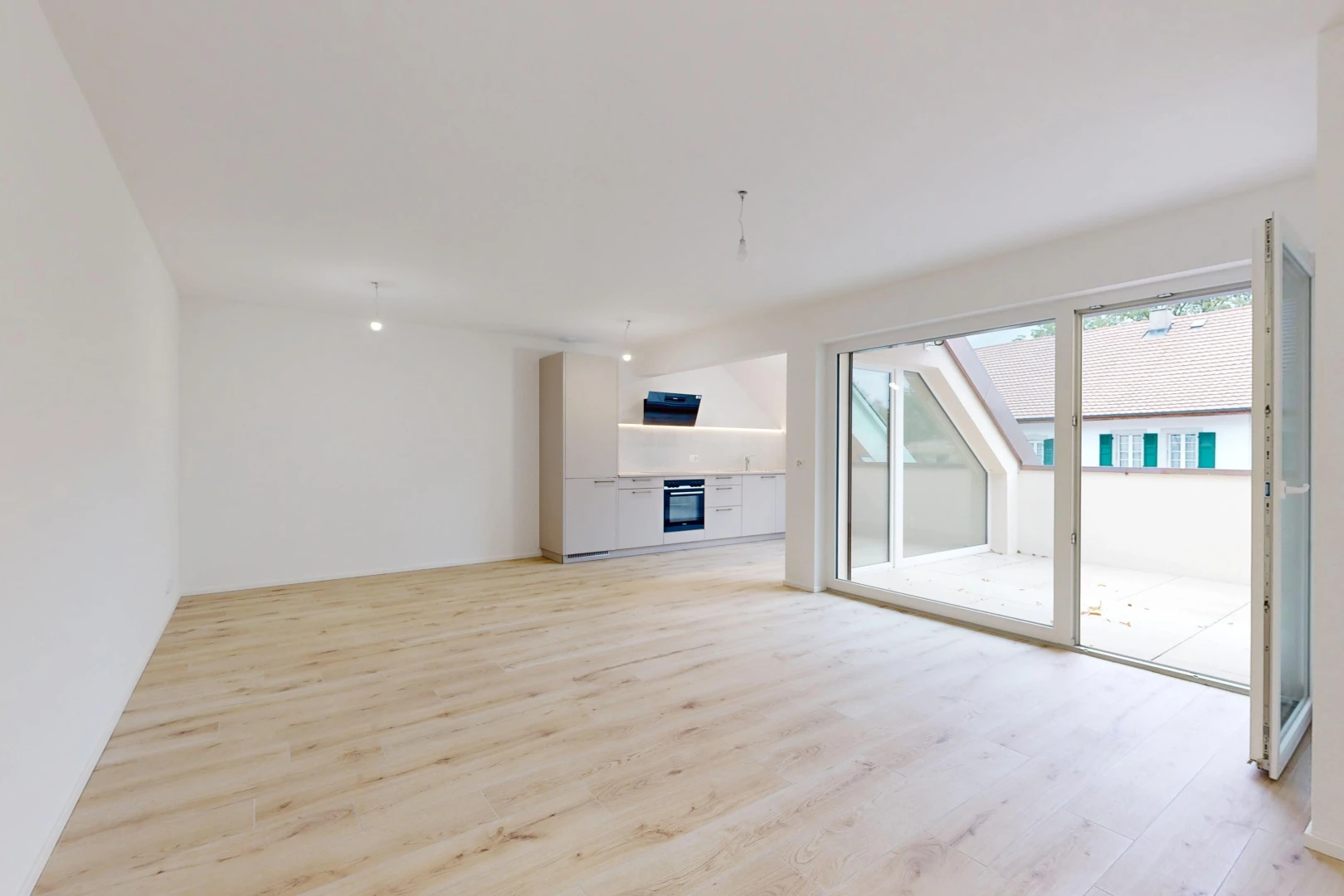 leerer raum mit pendelleuchte, außenzugang, drywall, gipskartonwand, und wood finish floor