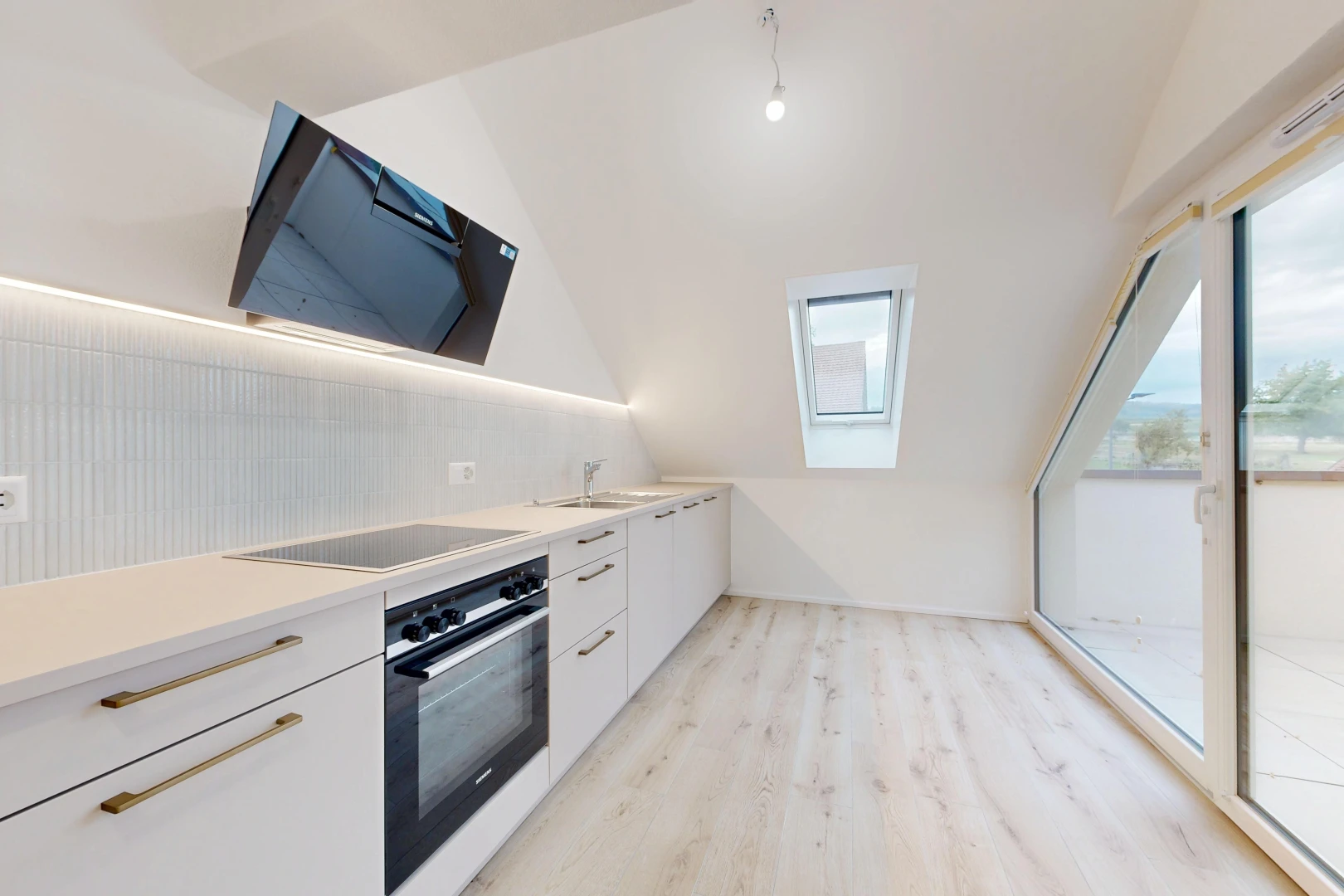 küche mit ofen, light countertops, arbeitsplatten, vaulted ceiling, und dachschräge