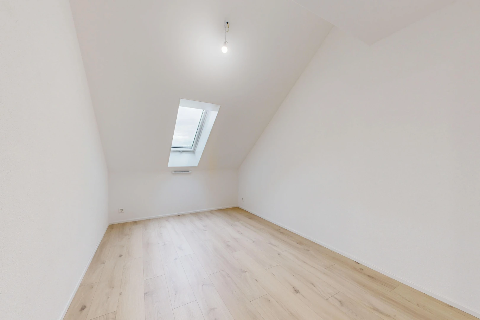 leerer raum mit zusätzliches zimmer, vaulted ceiling, dachschräge, drywall, und gipskartonwand
