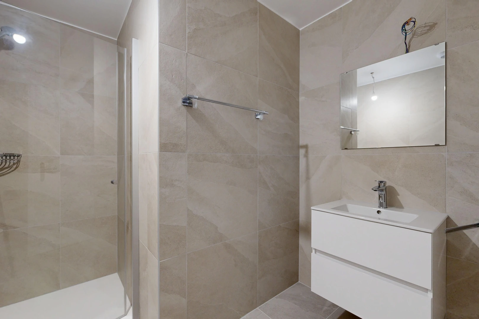 bad mit schminktisch, spiegel, dusche, komplettes badezimmer, und fliesenwand