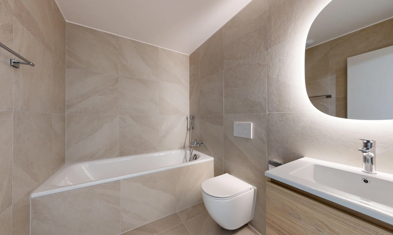 bad mit fliesenwand, tile wall, bad, komplettes badezimmer, und spiegel