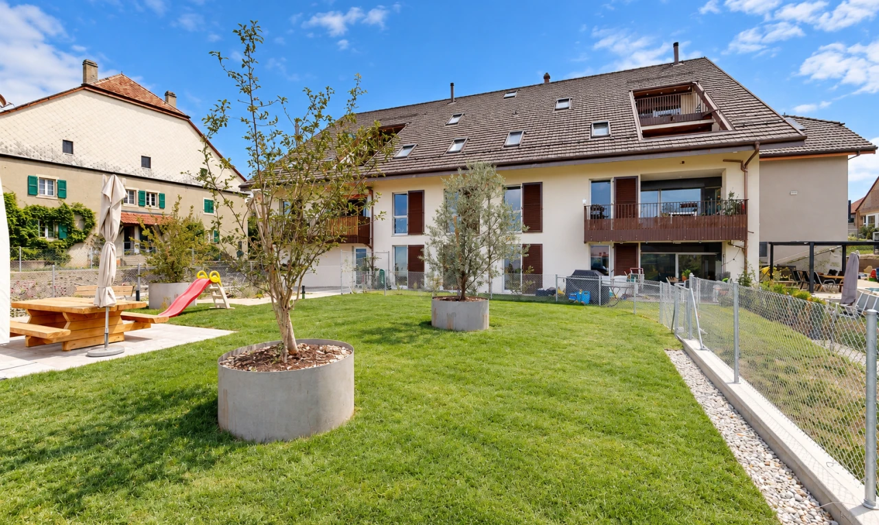 außenansicht mit balkon, zaun, rasen, terrasse, und day time