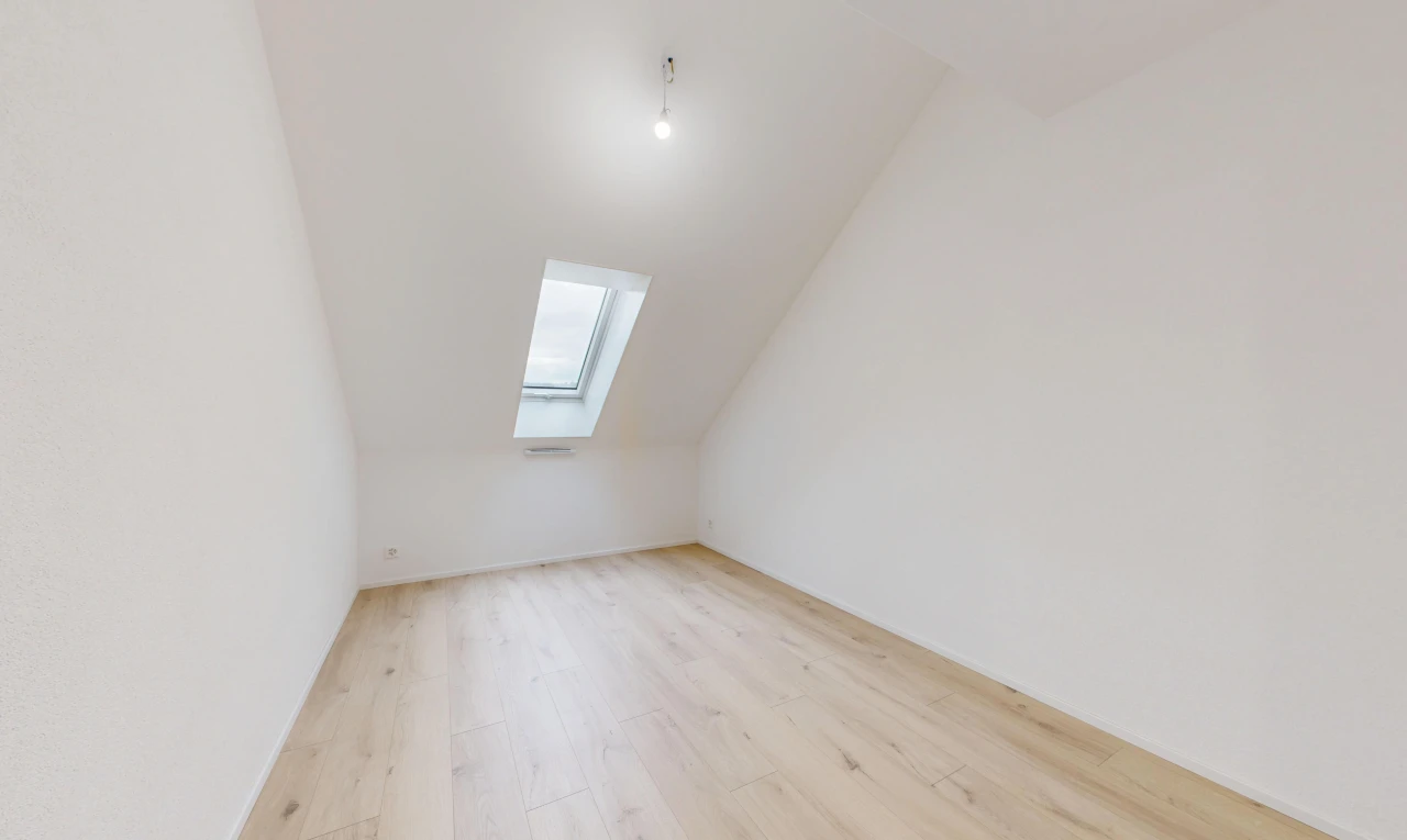 leerer raum mit zusätzliches zimmer, vaulted ceiling, dachschräge, drywall, und gipskartonwand