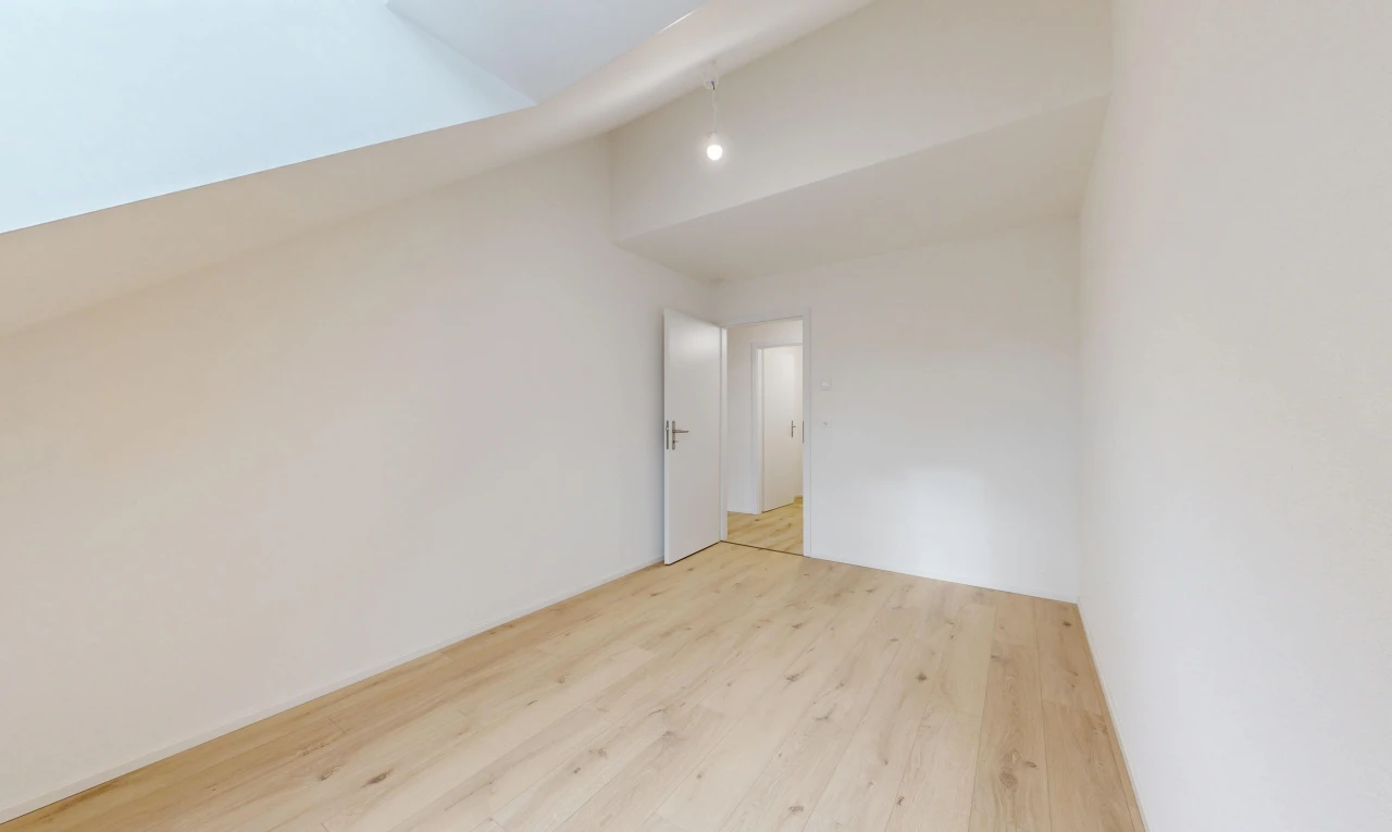 leerer raum mit drywall, gipskartonwand, wood finish floor, holzfußboden, und inside property