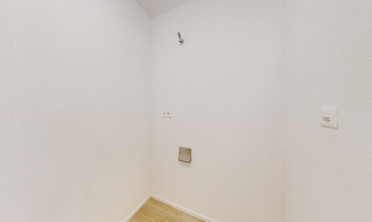 leerer raum mit inside property, light floor, baseboards wall, sockelleisten, und wood finish floor