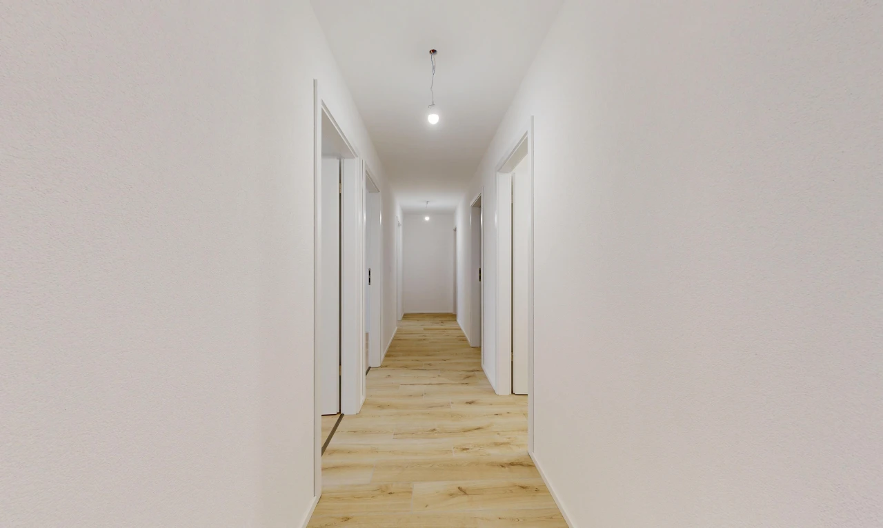 halle / korridor mit pendelleuchte, light floor, wood finish floor, holzfußboden, und drywall