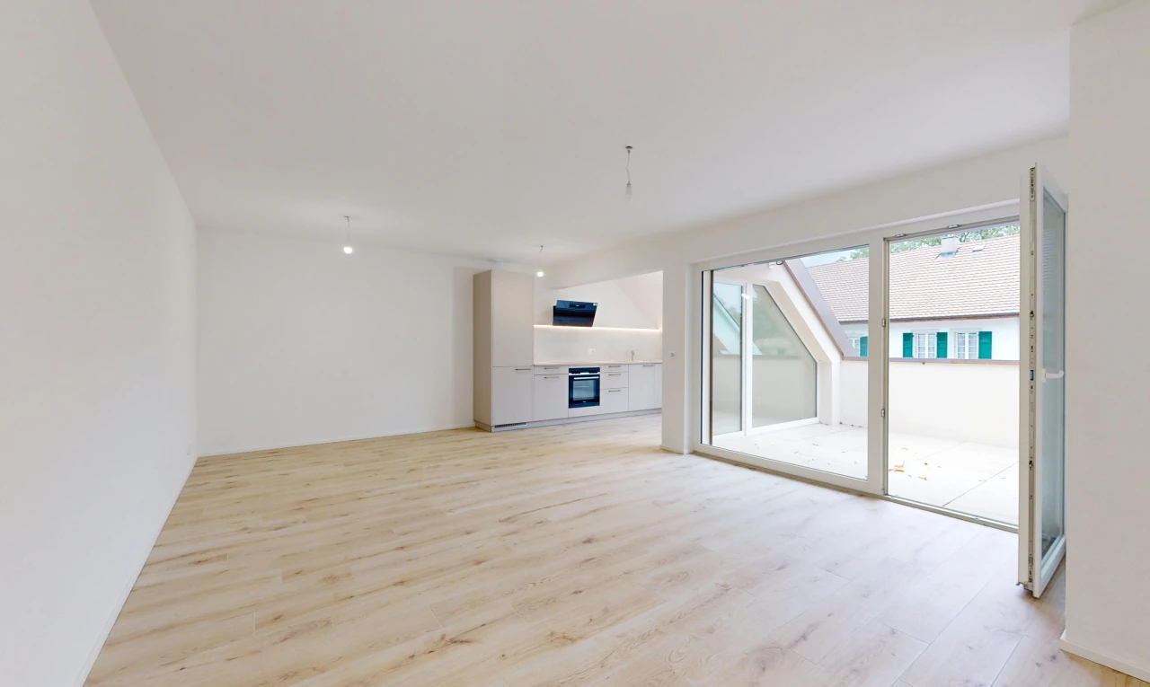 leerer raum mit pendelleuchte, außenzugang, drywall, gipskartonwand, und wood finish floor