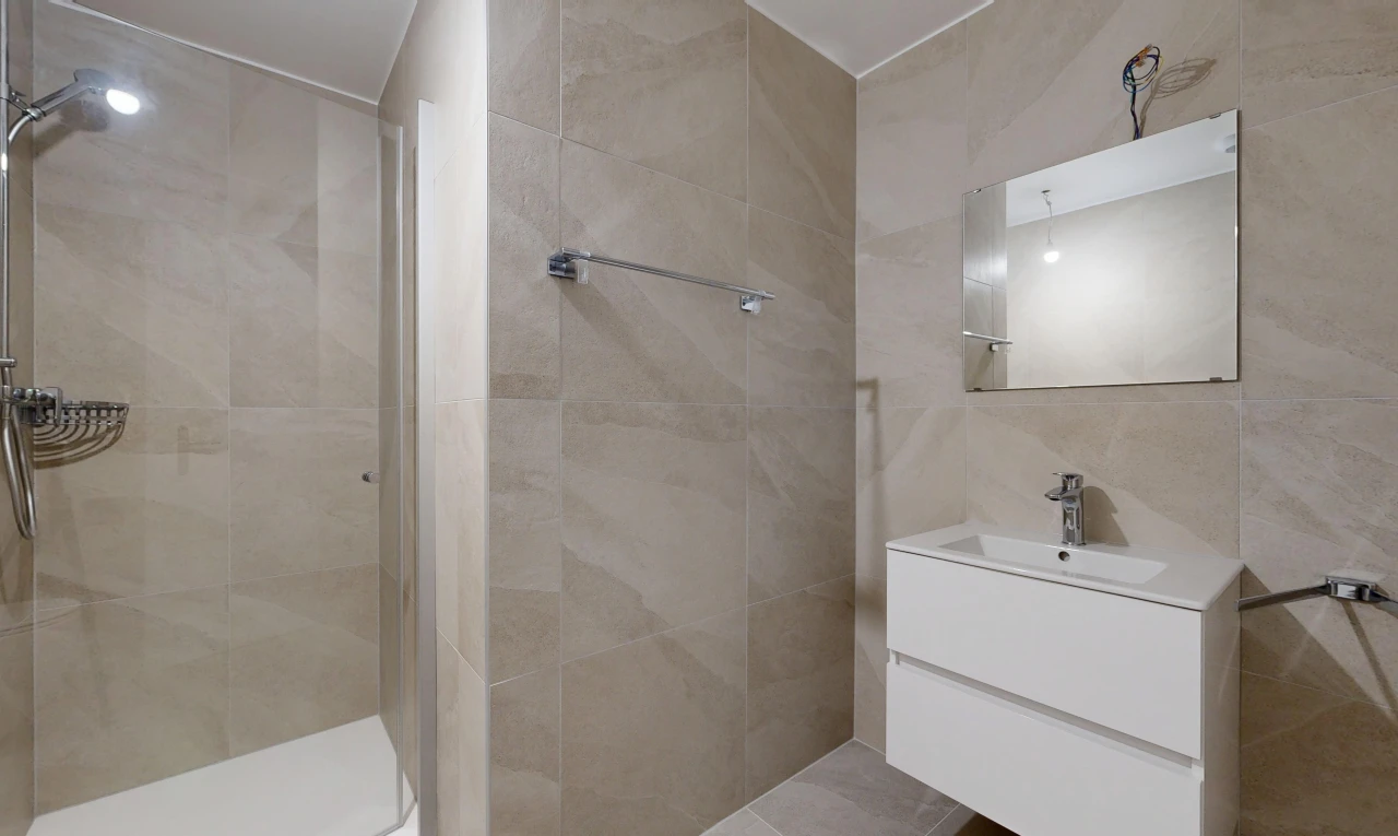 bad mit schminktisch, spiegel, dusche, komplettes badezimmer, und fliesenwand