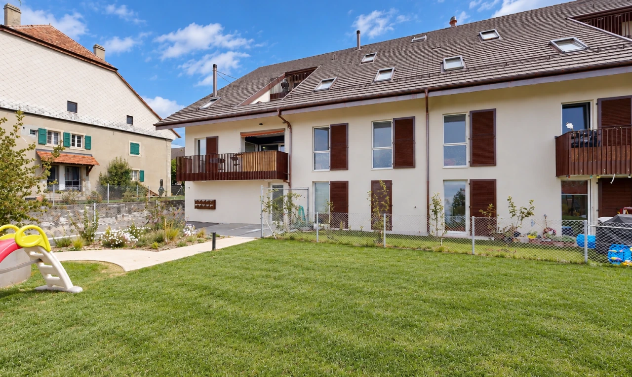 außenansicht mit balkon, zaun, rasen, day time, und property visible