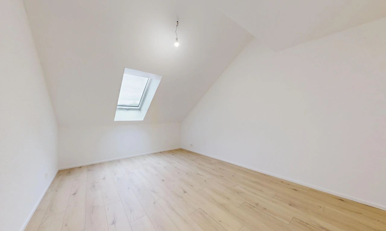 leerer raum mit zusätzliches zimmer, vaulted ceiling, dachschräge, dachfenster, und drywall