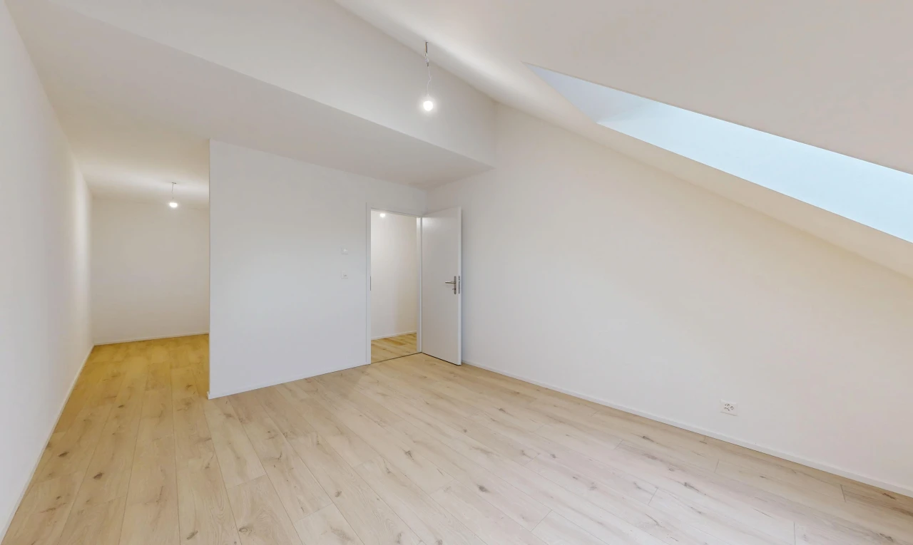 leerer raum mit pendelleuchte, dachschräge, vaulted ceiling, gipskartonwand, und drywall