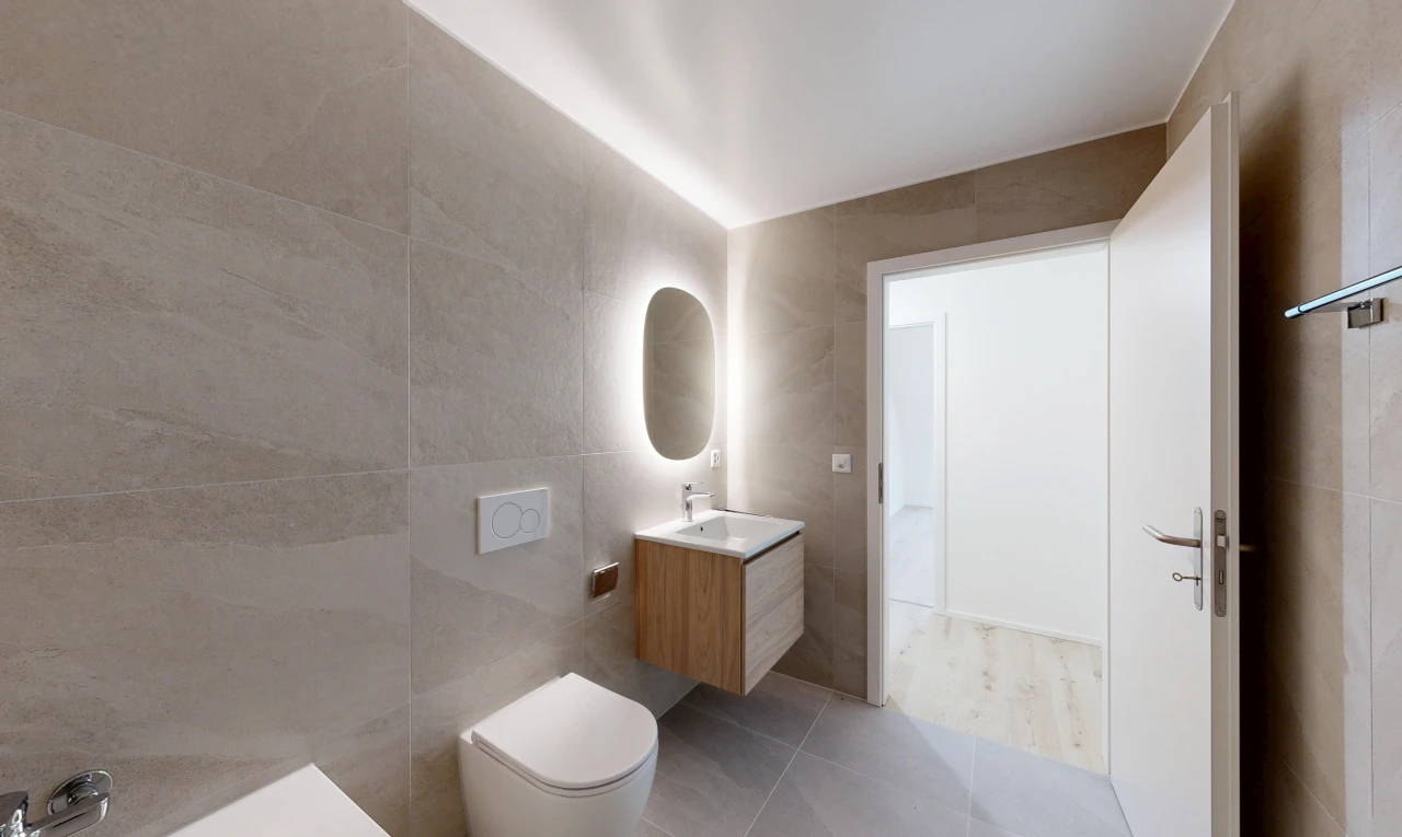 bad mit spiegel, schminktisch, fliesenwand, tile wall, und light floor