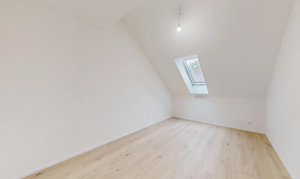 leerer raum mit dachfenster, zusätzliches zimmer, dachschräge, vaulted ceiling, und gipskartonwand